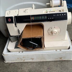 Singer Cream Vintage Sewing Machine - Reliable Home Sewing